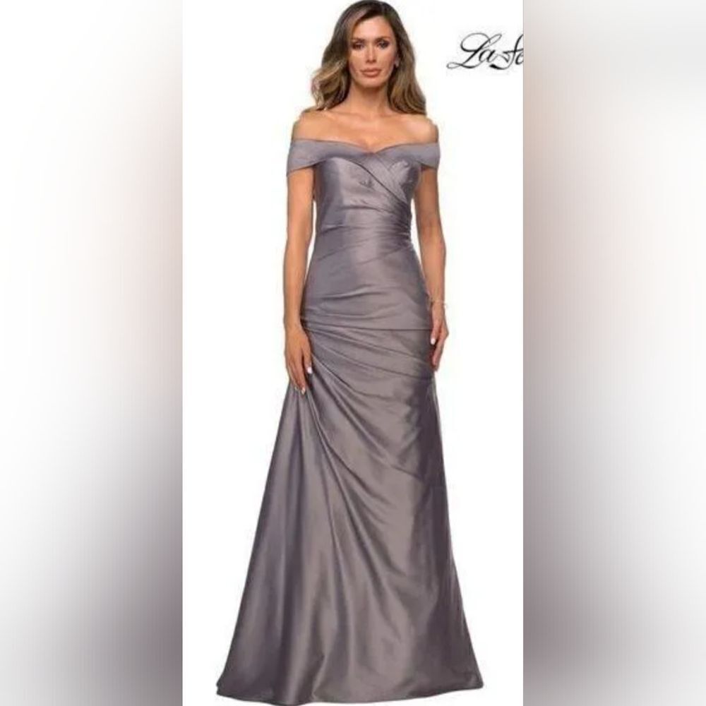 La Femme Womens Off the Shoulder Satin Evening Gown in Platinum Size 8 NWT 28103